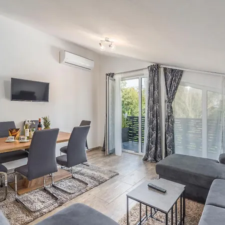 Natalija Apartment *