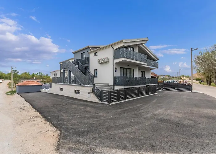 アパート Natalija